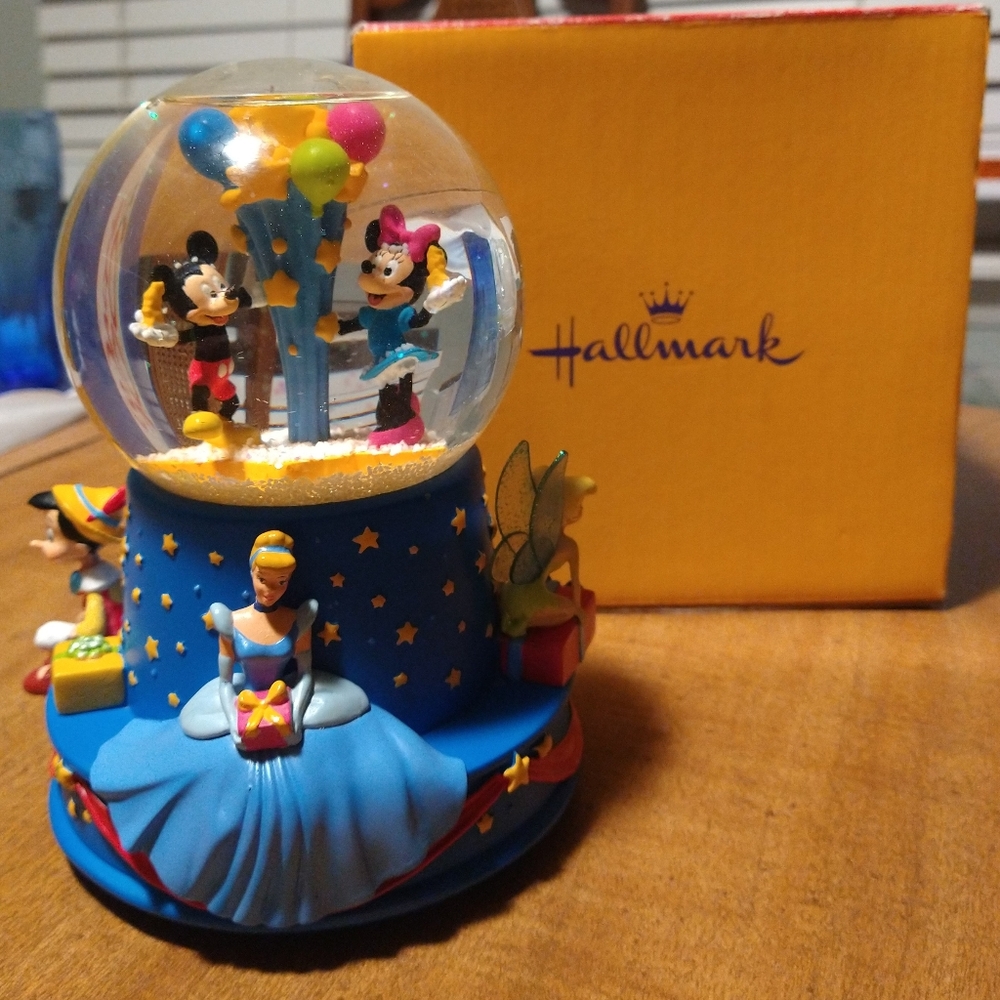 Disney Limited Edition Musical BIRTHDAY Water Globe- Hallmark 2001
